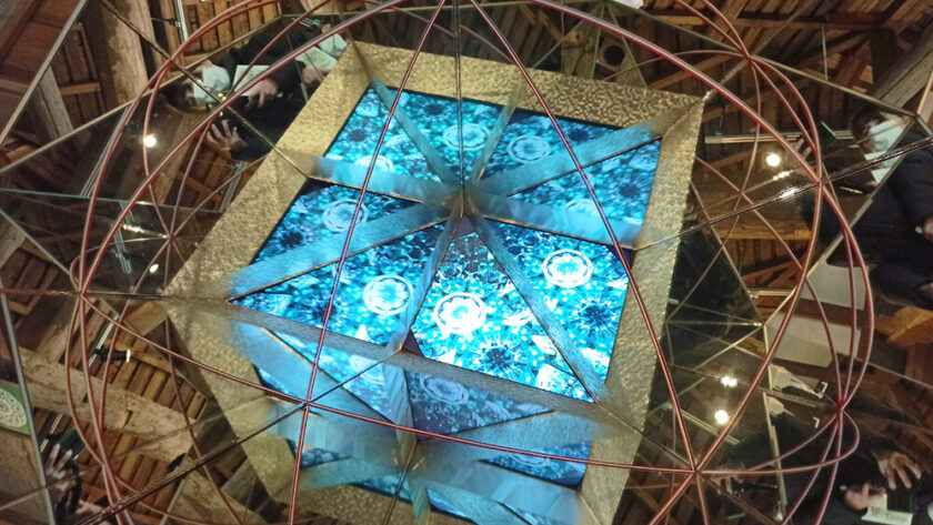 Caleidoscopio gigante en el museo-galería del caleidoscopio en Nagareyama
