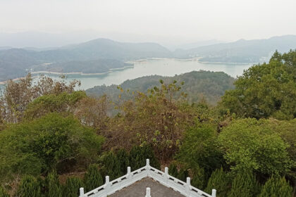 Vistas al lago Sol y Luna desde la Pagoda Ci'en