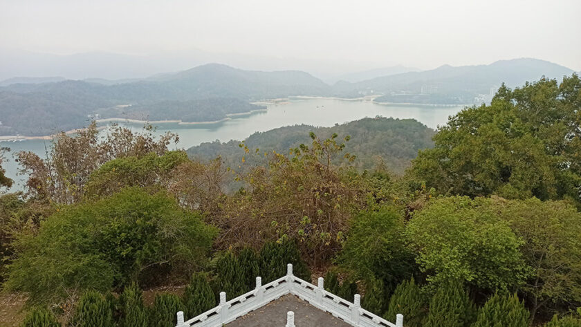 Vistas al lago Sol y Luna desde la Pagoda Ci'en
