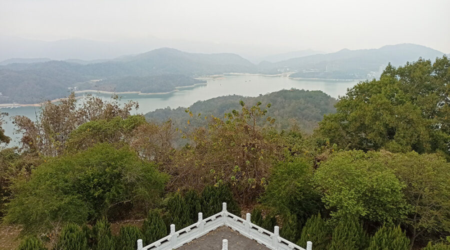 Vistas al lago Sol y Luna desde la Pagoda Ci'en