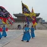 Cambio de guardia delante de la puerta Gwanghwamun del Palacio Gyeongbokgung en Seúl