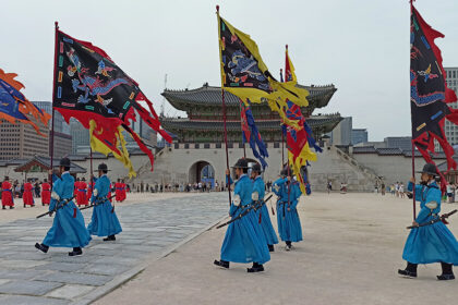 Cambio de guardia delante de la puerta Gwanghwamun del Palacio Gyeongbokgung en Seúl