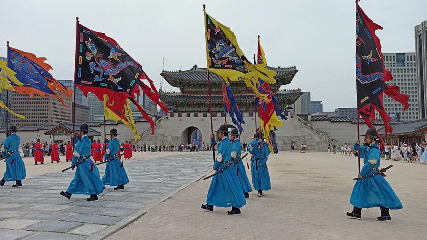 Cambio de guardia delante de la puerta Gwanghwamun del Palacio Gyeongbokgung en Seúl