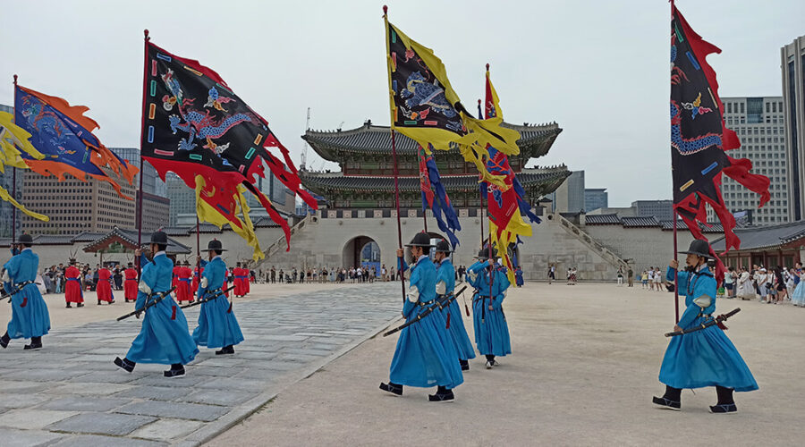 Cambio de guardia delante de la puerta Gwanghwamun del Palacio Gyeongbokgung en Seúl