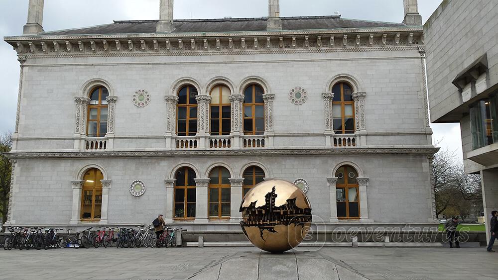 Sfera con sfera del Trinity College en Dublín