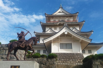 Castillo de Inohana y escultura ecuestre de Chiba Tsunetane en Chiba