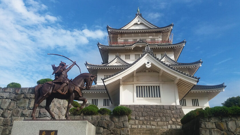 Castillo de Inohana y escultura ecuestre de Chiba Tsunetane en Chiba