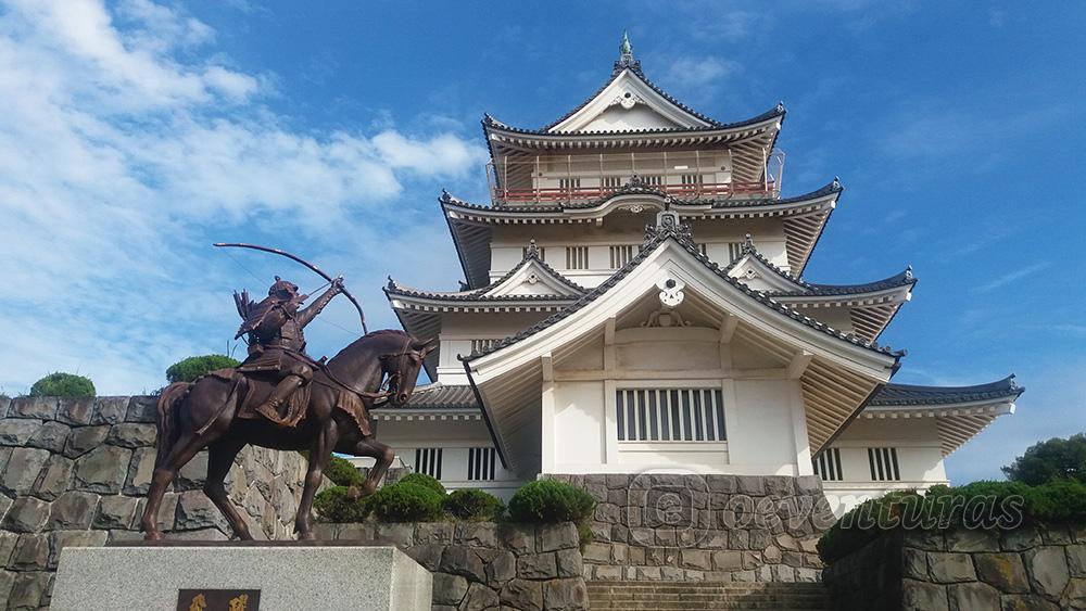 Castillo de Inohana y escultura ecuestre de Chiba Tsunetane en Chiba