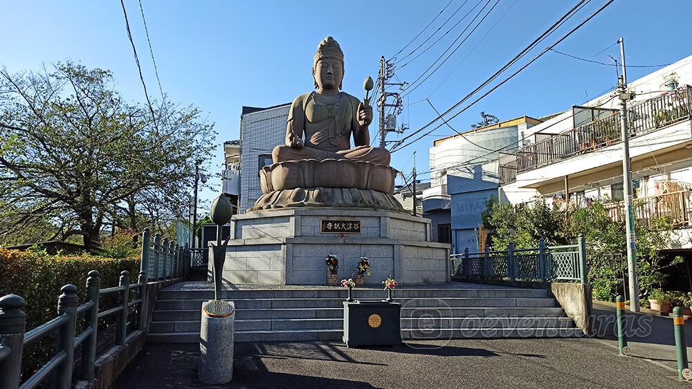 Estatua Yatsu Daikannon en Tokyo