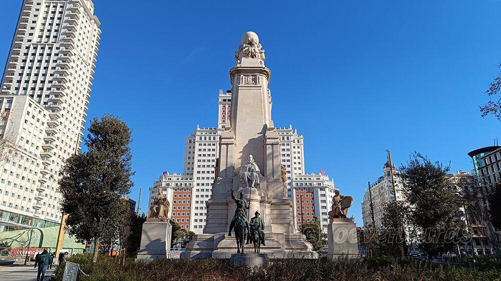 Monumento a Cervantes en Plaza de España de Madrid