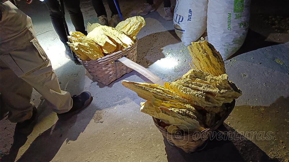 Canasta de azufre en el volcán Ijen