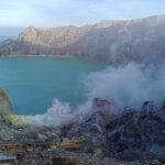 Cráter del volcán Ijen en el punto del fuego azul