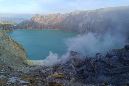 Cráter del volcán Ijen en el punto del fuego azul