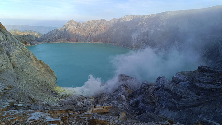 Cráter del volcán Ijen en el punto del fuego azul