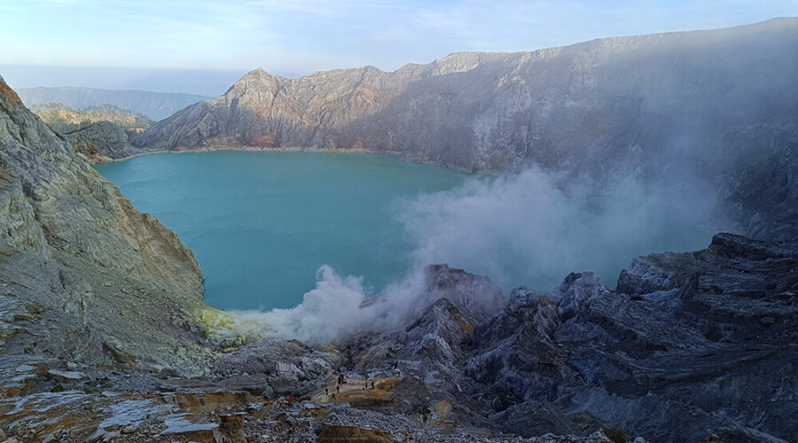 Cráter del volcán Ijen en el punto del fuego azul