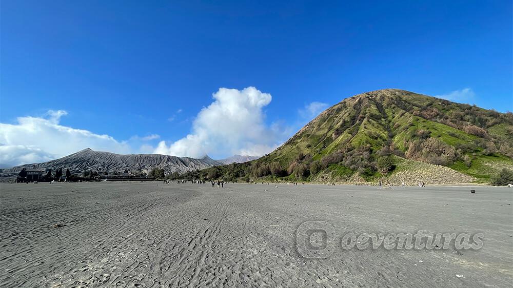 El Monte Bromo desde el mar de arena