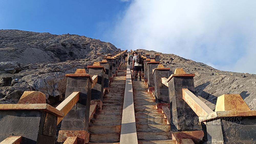 Escaleras al cráter del Monte Bromo