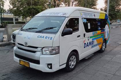 Furgoneta de la empresa Damri con destino Borobudur en Yogyakarta
