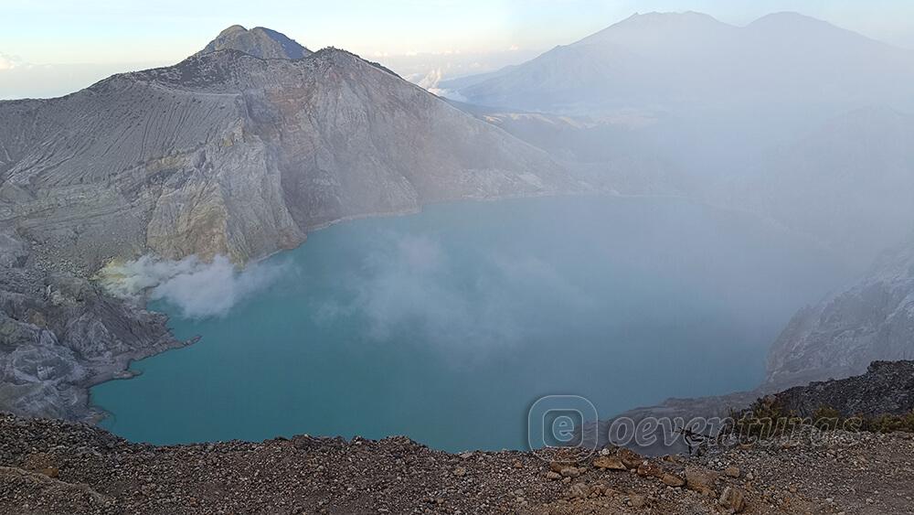 Lago del cráter del volcán Ijen