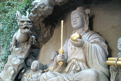 Estatua de la diosa Benzaiten y el dios dragón en Enoshima