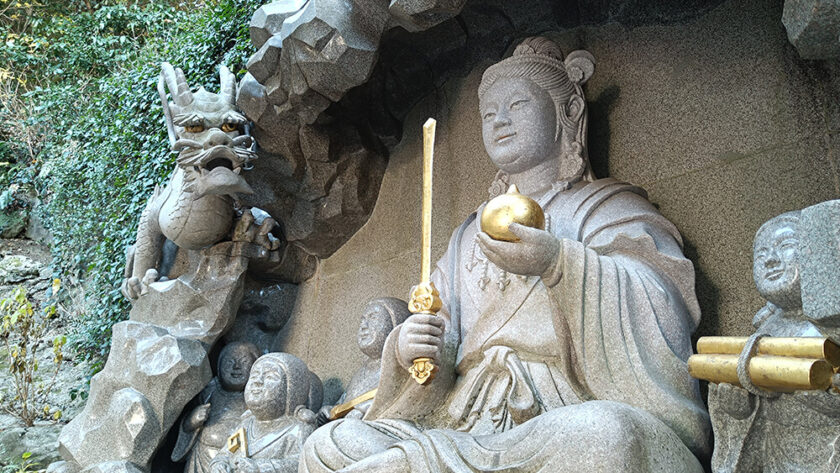 Estatua de la diosa Benzaiten y el dios dragón en Enoshima