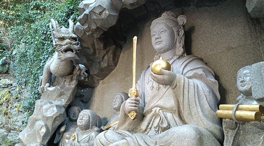 Estatua de la diosa Benzaiten y el dios dragón en Enoshima