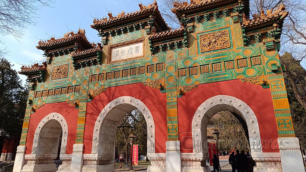 Arco conmemorativo de azurita en el templo de Confucio de Pekín