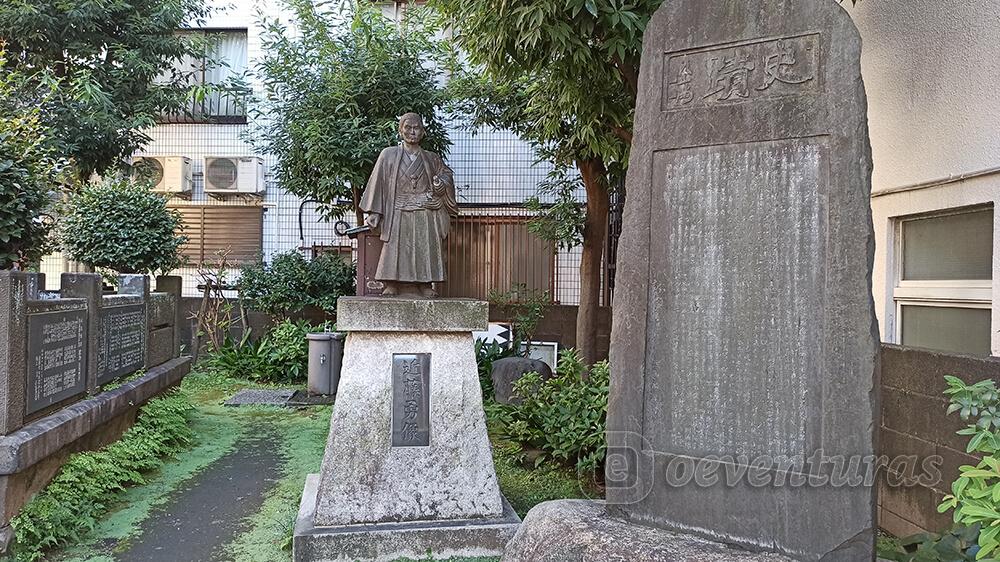 Estatua de Kondo en la tumba conmemorativa del Shinsengumi en Tokyo