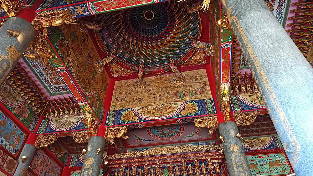 Interior del Templo Seitenkyuu en Sakado