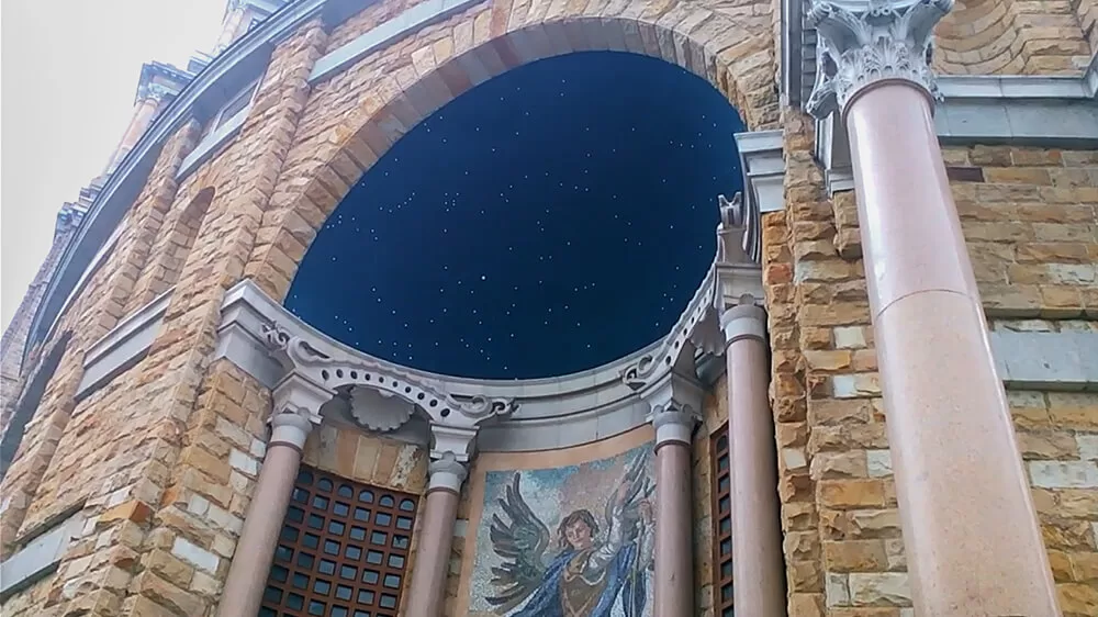 Cúpula con las constelaciones de la iglesia de la Universidad Laboral de Gijón