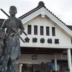 Estatua del Byakkotai delante de la estación de Aizuwakamatsu