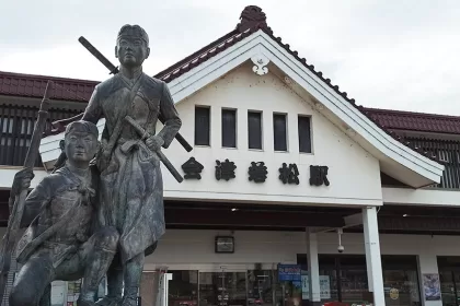 Estatua del Byakkotai delante de la estación de Aizuwakamatsu