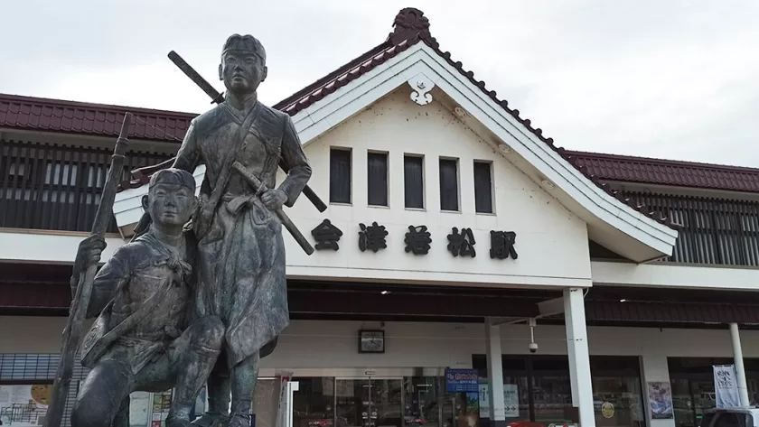 Estatua del Byakkotai delante de la estación de Aizuwakamatsu