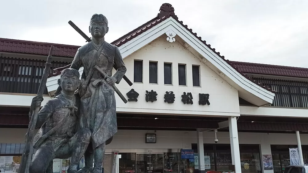 Estatua del Byakkotai delante de la estación de Aizuwakamatsu
