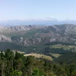 Vistas desde el Mirador del Fitu con los Picos de Europa al fondo