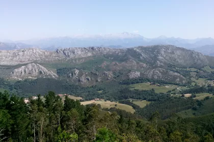 Vistas desde el Mirador del Fitu con los Picos de Europa al fondo
