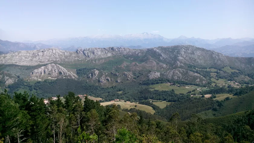 Vistas desde el Mirador del Fitu con los Picos de Europa al fondo