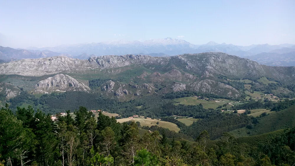 Vistas desde el Mirador del Fitu con los Picos de Europa al fondo