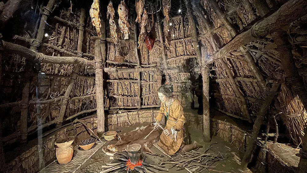 Reconstrucción de una casa en la prehistoria en el Museo de la ciudad de Hiratsuka