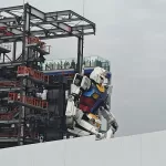 El robot Gundam del Gundam Factory Yokohama en movimiento