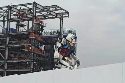 El robot Gundam del Gundam Factory Yokohama en movimiento