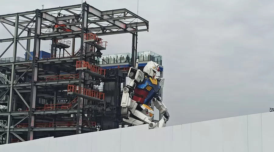 El robot Gundam del Gundam Factory Yokohama en movimiento