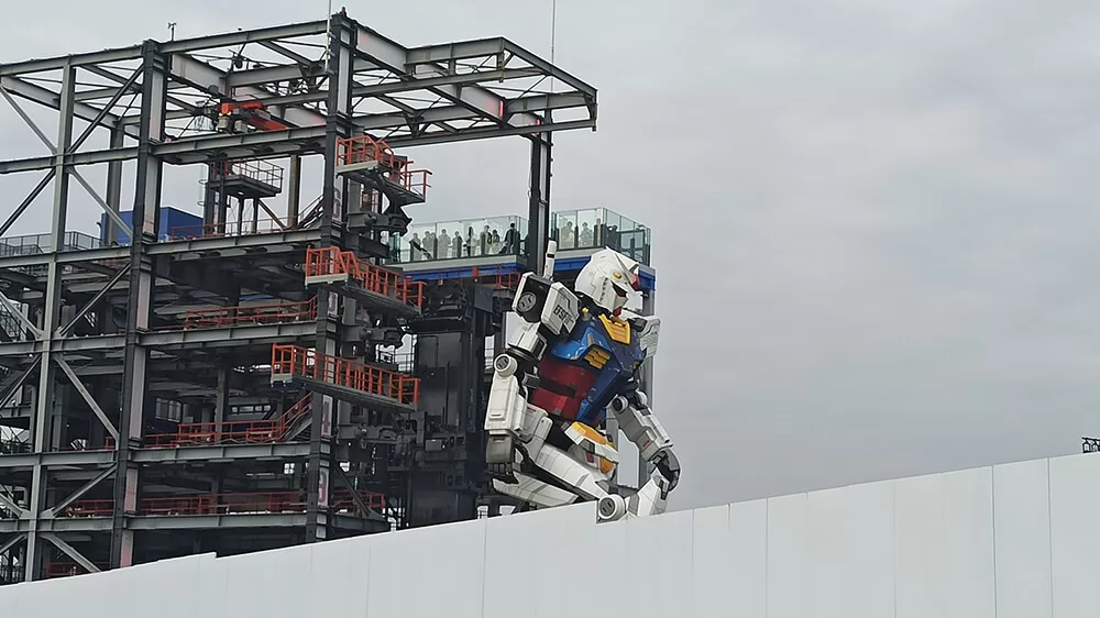 El robot Gundam del Gundam Factory Yokohama en movimiento