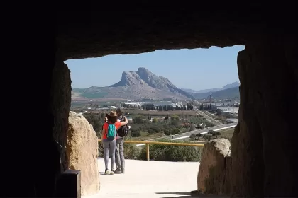 Peña de los Enamorados desde el dolmen de Menga en Antequera