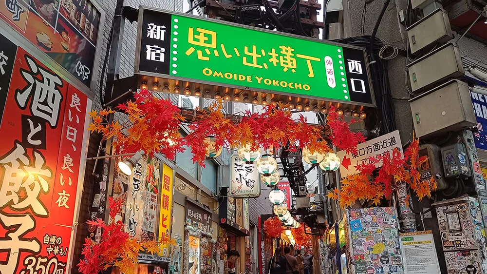 Calle Omoide Yokocho en Tokyo