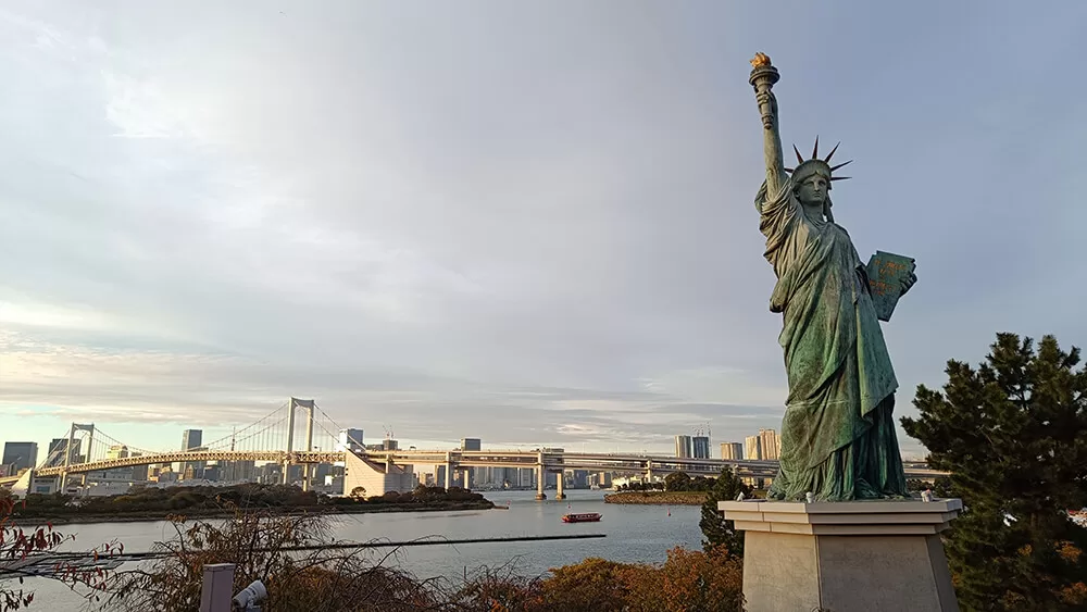 Estatua de la Libertad de Odaiba y el Rainbow Bridge en Tokyo