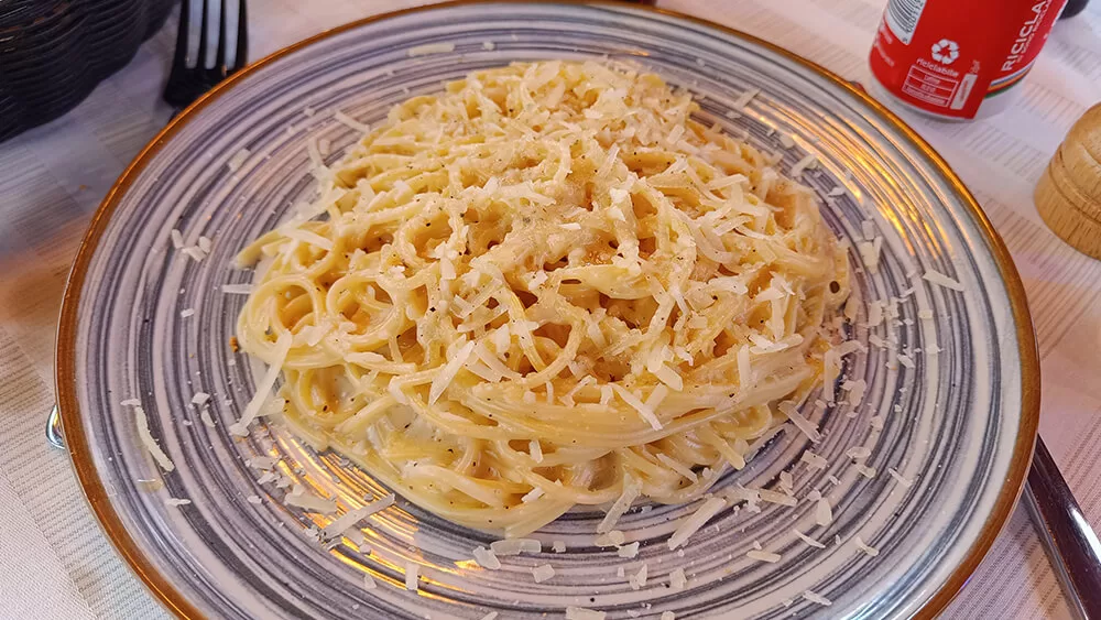 Espaguetis Cacio e Pepe