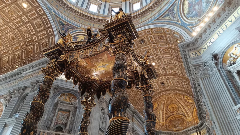 Baldaquino de San Pedro en la Basílica de San Pedro de la Ciudad del Vaticano