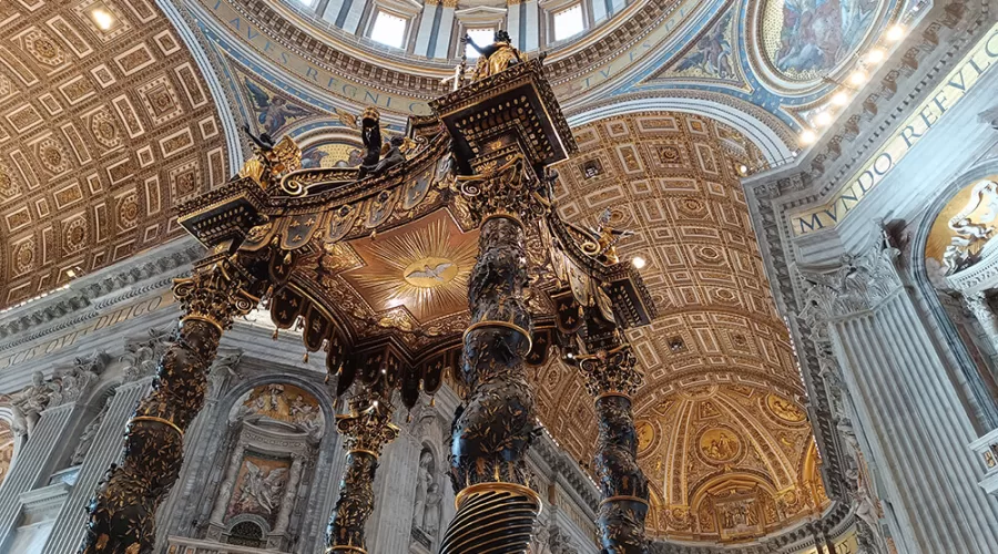 Baldaquino de San Pedro en la Basílica de San Pedro de la Ciudad del Vaticano