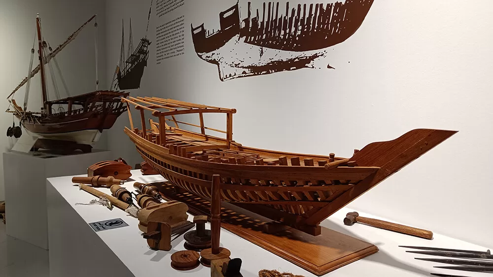 Maqueta de un dhow en el Museo de Dhows Tradicionales de Katara de Doha